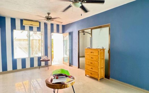 CASA EN DOBLE LOTE EN LAS AMERICAS AV HUAYACAN